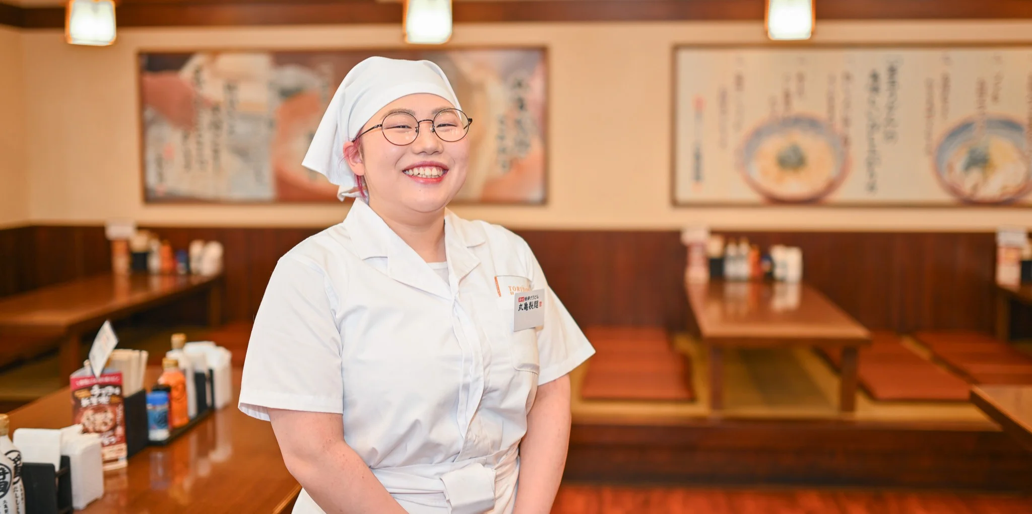 丸亀製麺で働く女性