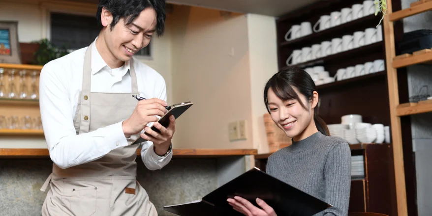 飲食店の求人で見かけるホールスタッフとは？