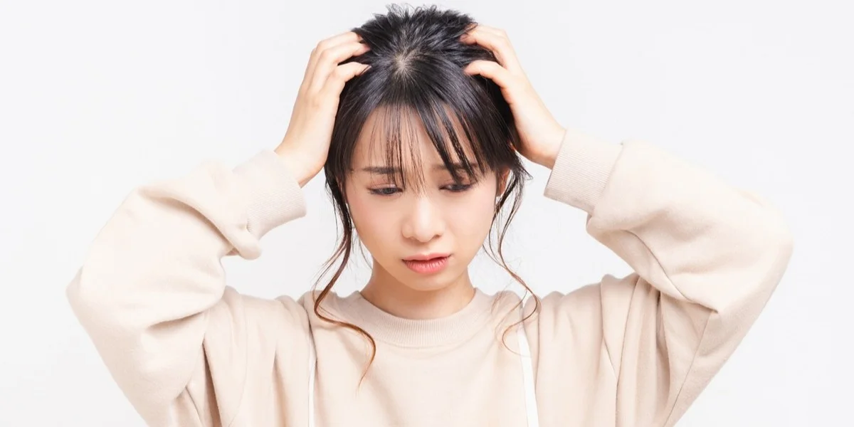 アルバイトの応募方法がわからず悩んでいる女性