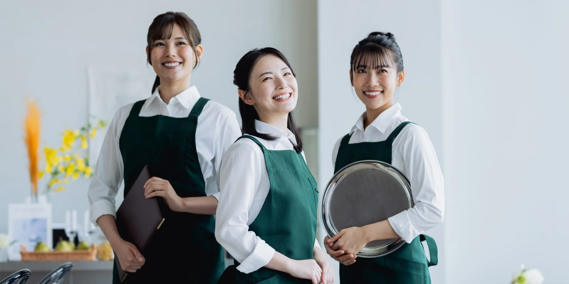 女性スタッフ3人が笑顔で並んでいる様子