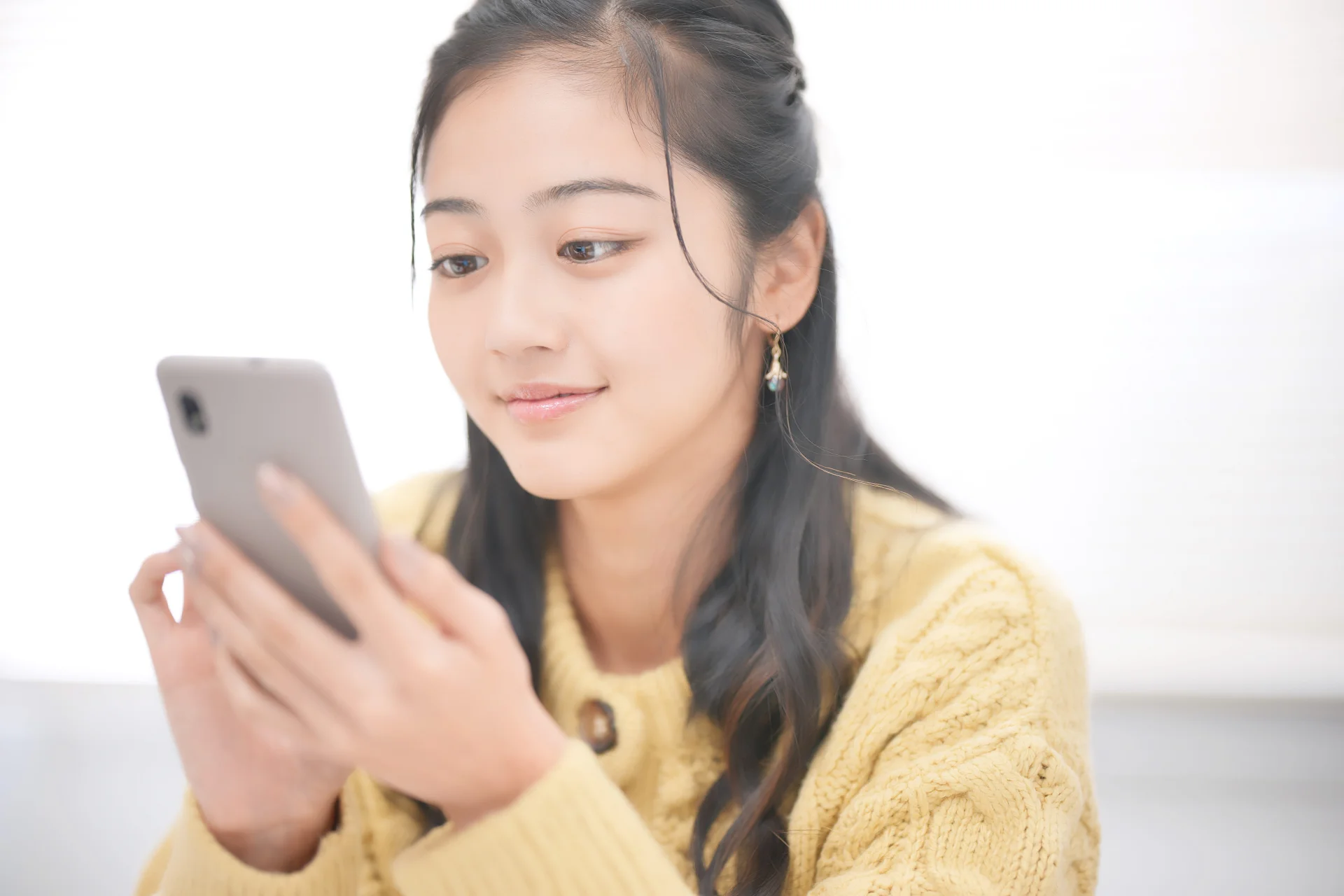 休憩時間の基本ルールを確認する女性