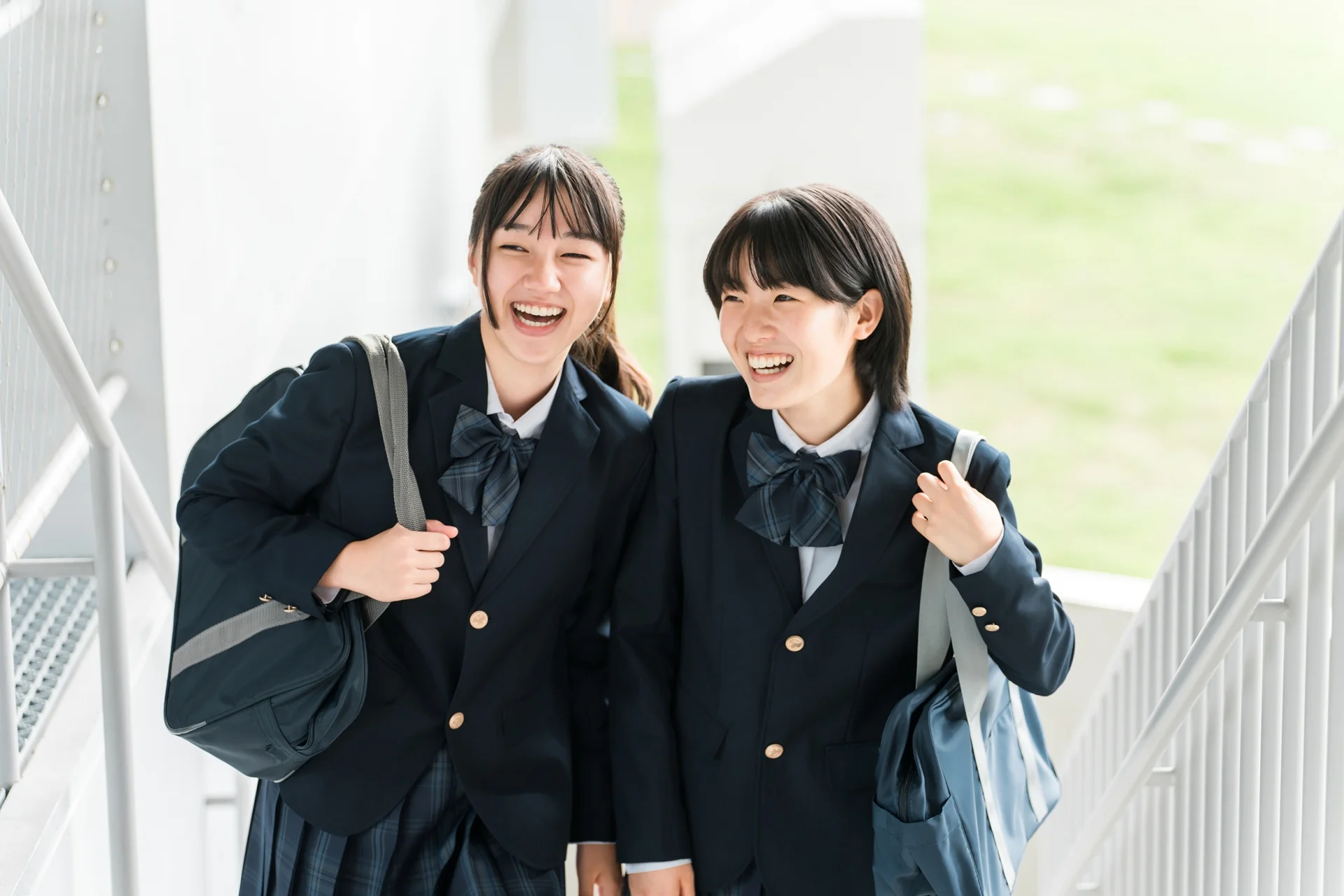 笑顔な女子高生2人