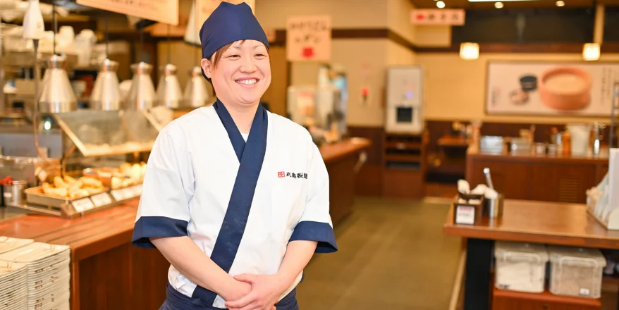 ホールスタッフを目指す人にもおすすめしたい、丸亀製麺の働き方とは