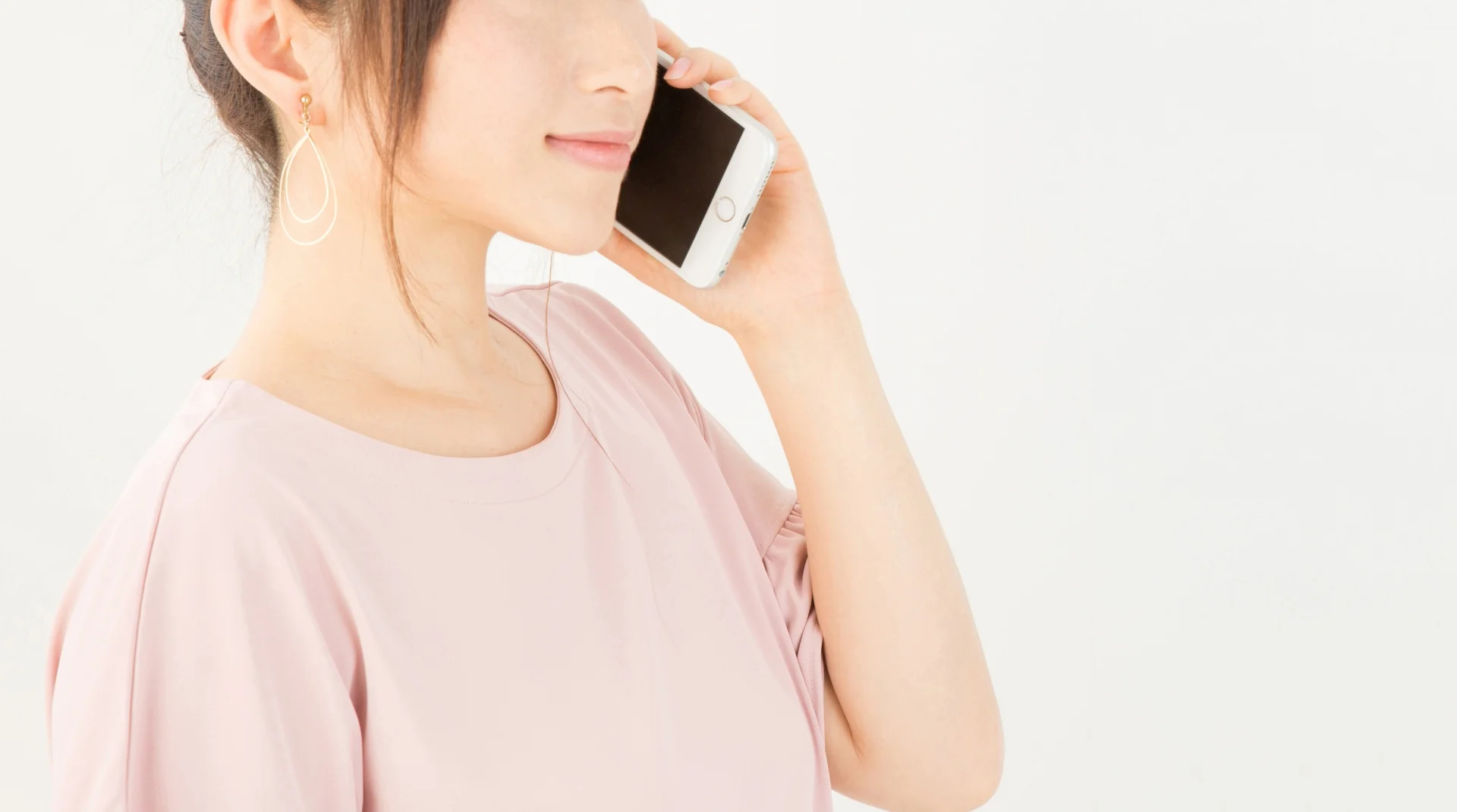 スマートフォンで電話をかける女性