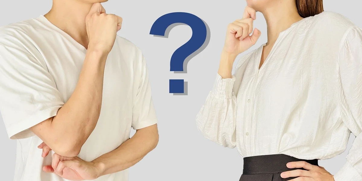 疑問を感じている二人の男性と女性
