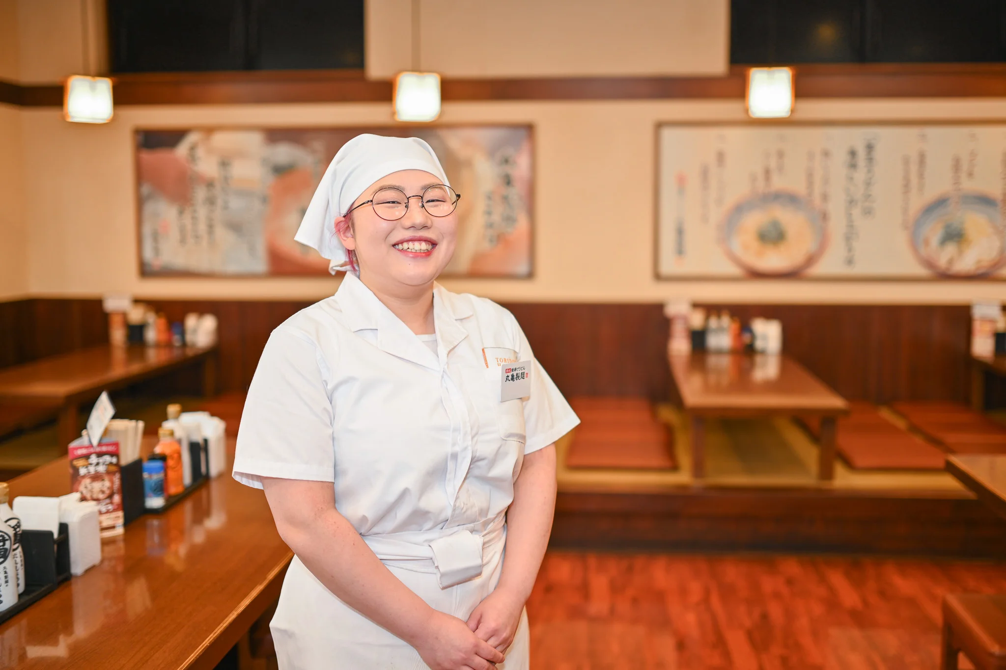丸亀製麺で働く女性
