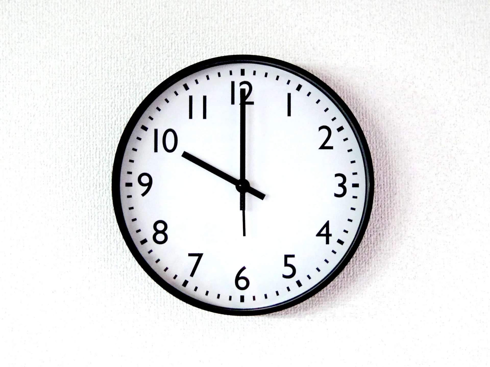 夜22時を示す時計のイメージ