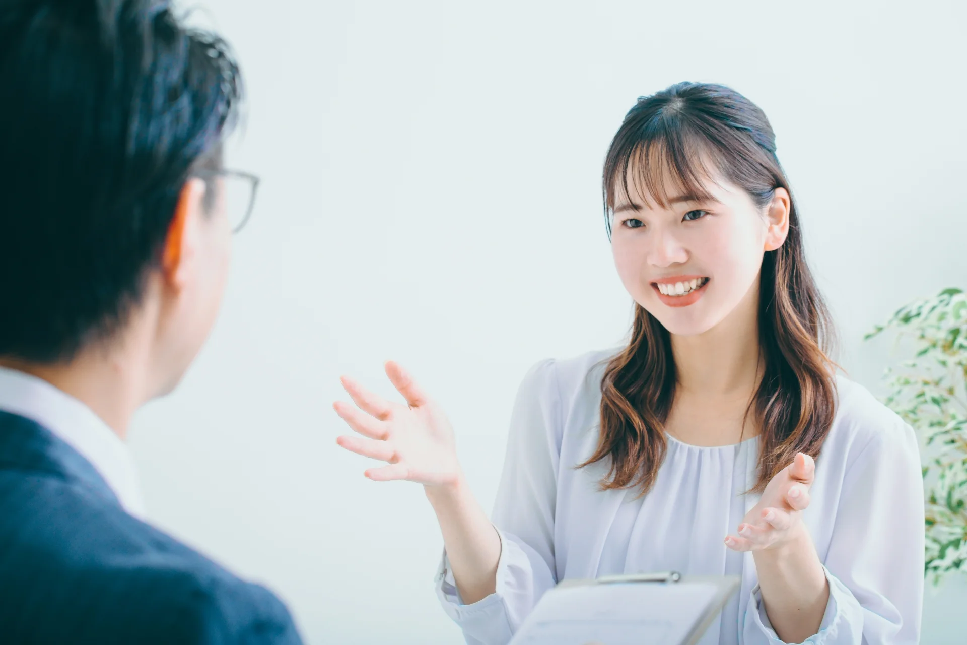 面接官の質問に回答している、爽やかな女性