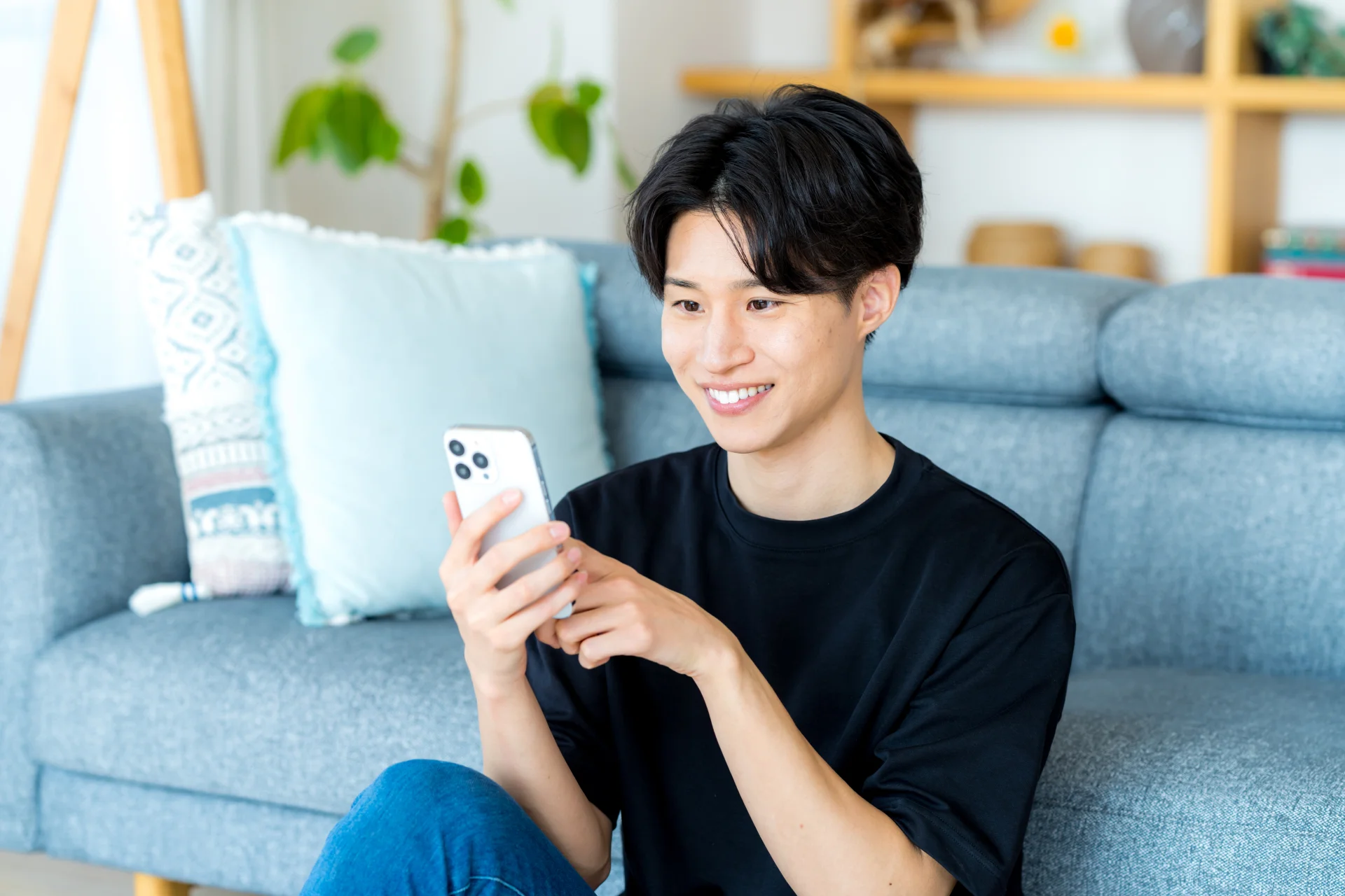 男性がスマートフォンでアルバイトの内容をチェックしている様子