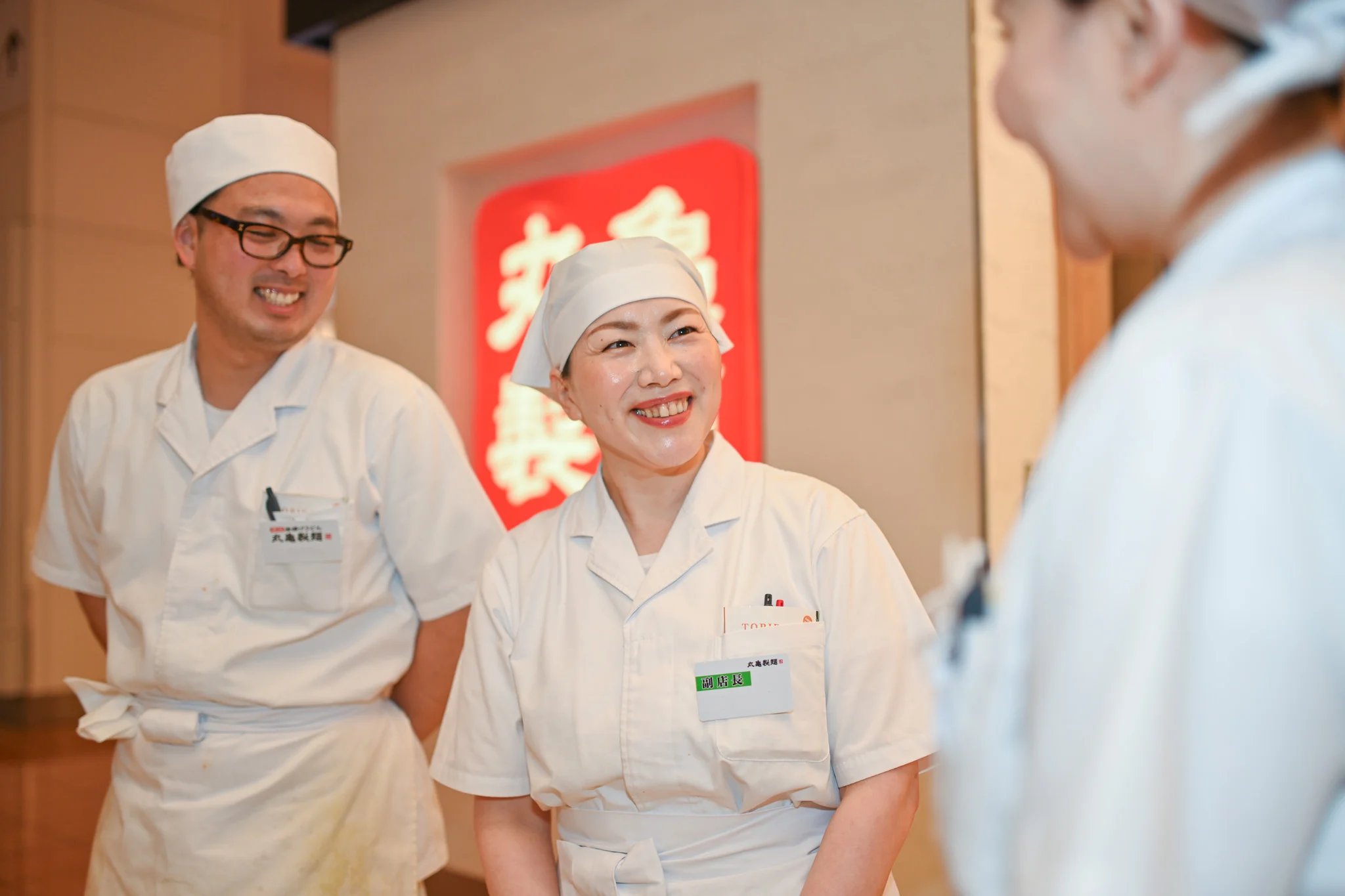 丸亀製麺で働く3人のスタッフ