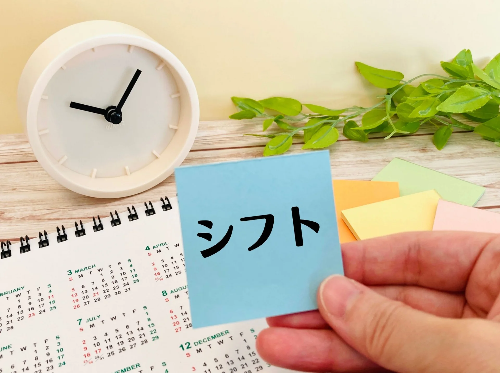カレンダー上でシフトを確認している様子